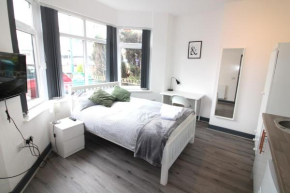 Newly refurbished studio, great location 8 studios